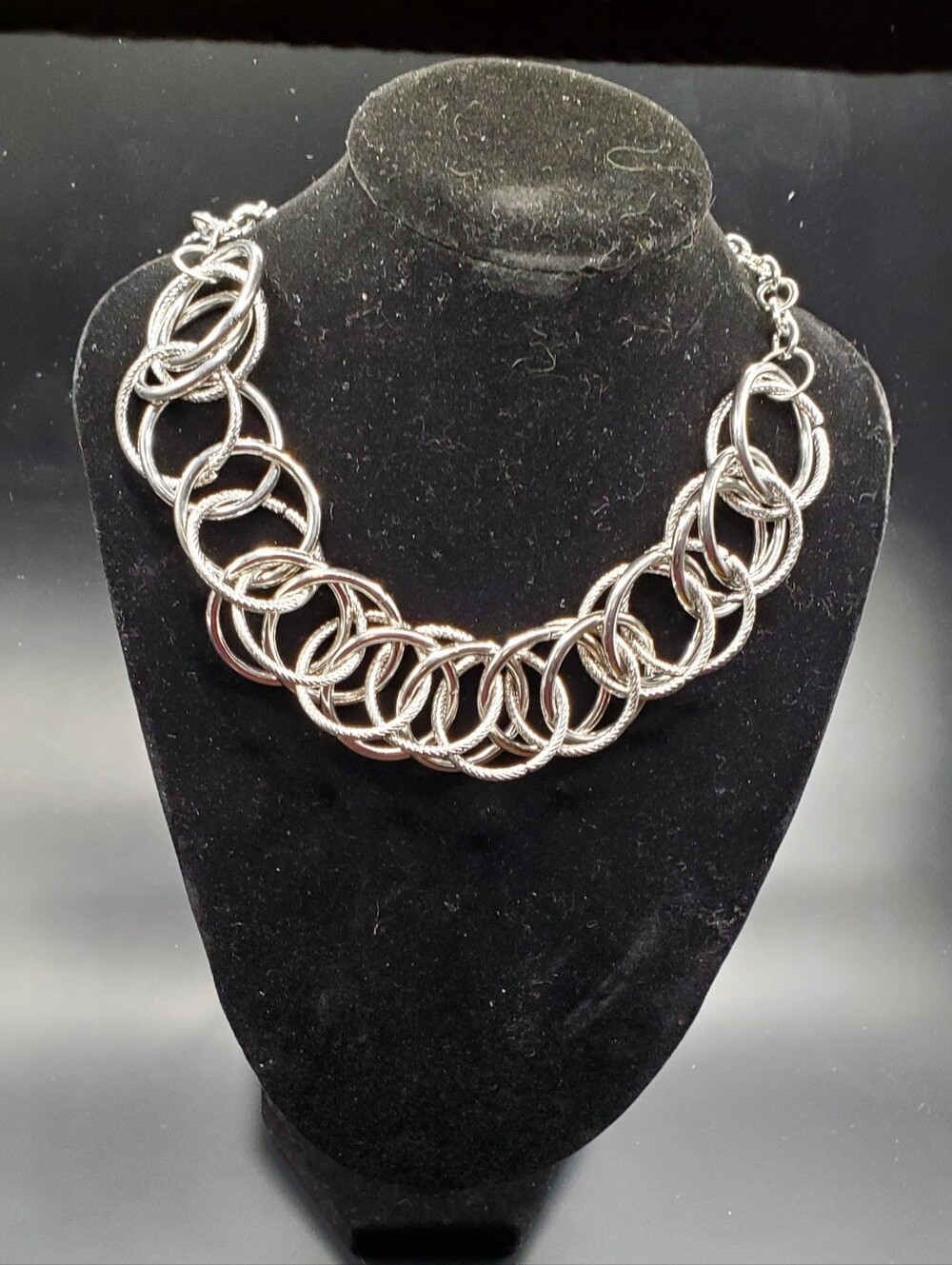 NEW SILVER GEOMETRIC INTERLOCKING CIRCLE LINK STATEMENT NECKLACE 18"